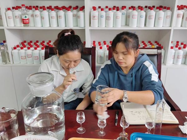 梁云敏与师傅赵叶工作交流中 梁云敏与师傅赵叶工作交流中