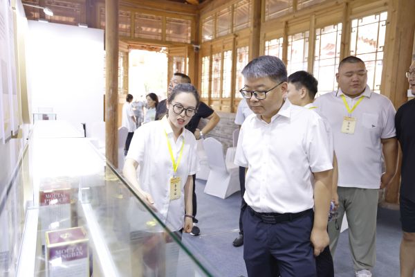 2024年8月17日茅台集团参展第二届中国太原陈年酒交流大会 万波查看展陈2