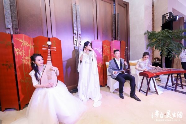 演奏二胡的代文祥梓 演奏二胡的代文祥梓