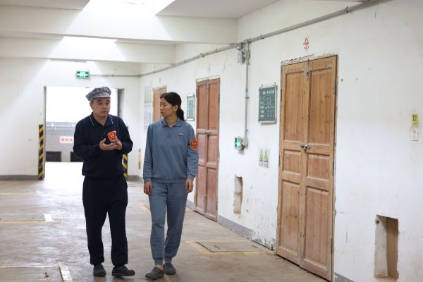 师徒二人交流工作