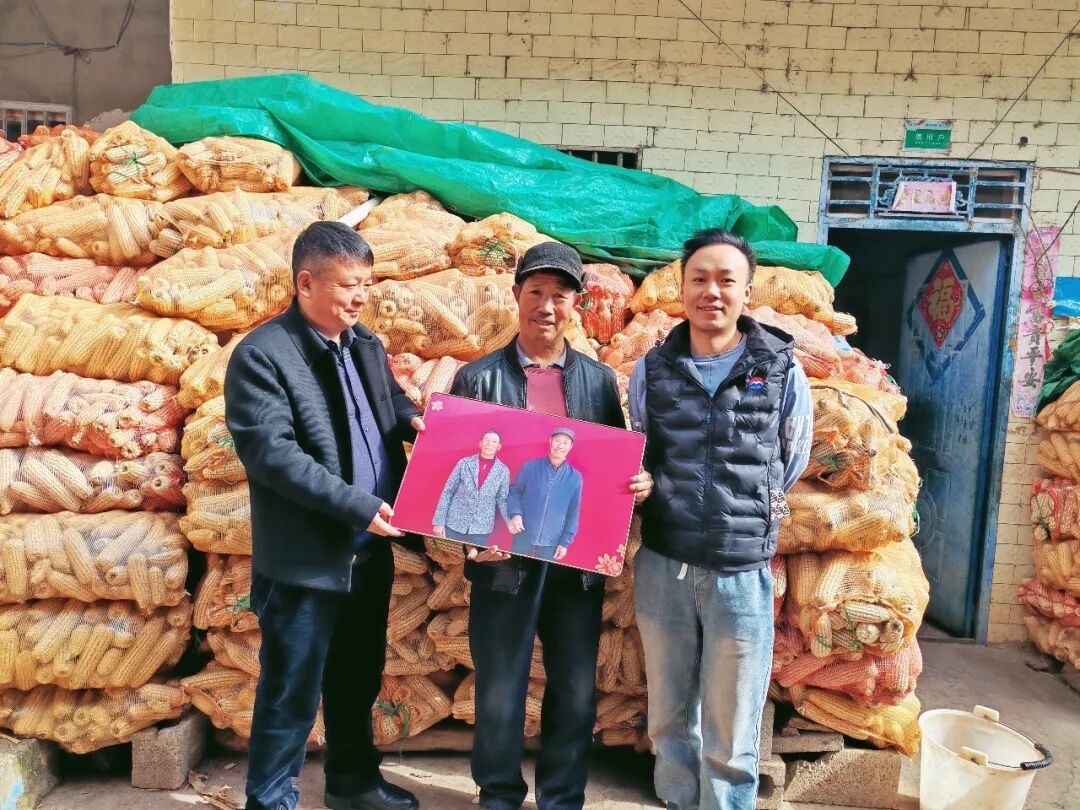 【乡村振兴看茅台】驻村干部免费为群众拍照！威宁县米乐村有个“流动照相馆”