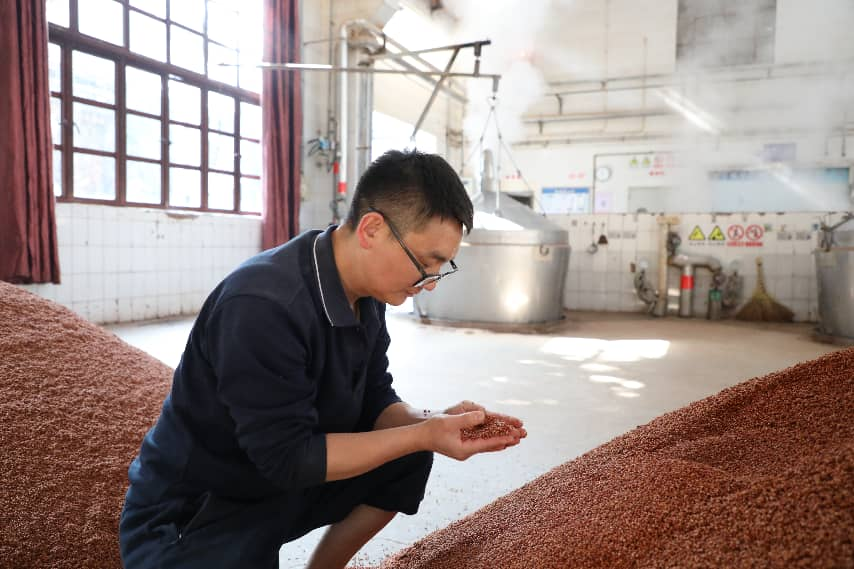 【致匠心】“茅台工匠”王鸿：酿酒之道于细微处见真章